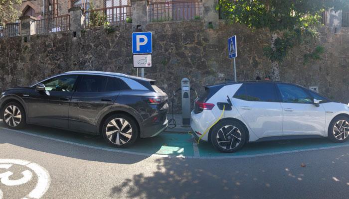 El punt de recàrrega de vehicles elèctrics de Viladrau passa a ser de pagament